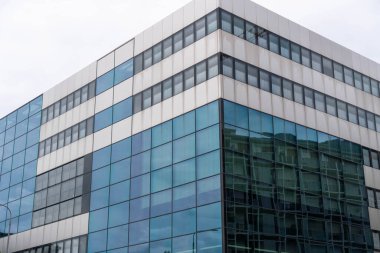 Bir ofis binasının pencere önü.