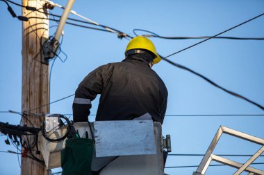Elektrik hatasını tamir eden teknisyenin yakın çekim görüntüsü