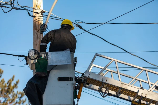 Een elektrotechnicus die een technische fout repareert — Stockfoto