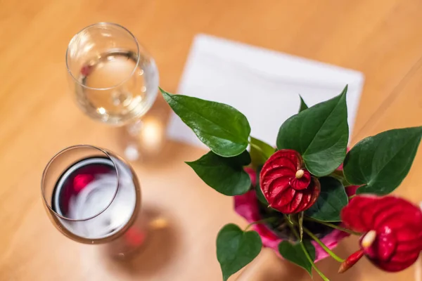 Una tarjeta de San Valentín con flores rojas y copa de vino — Foto de Stock