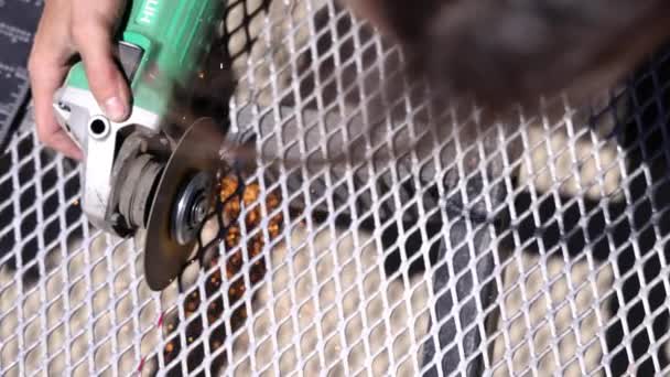 Uma fêmea soldando uma superfície de metal — Vídeo de Stock