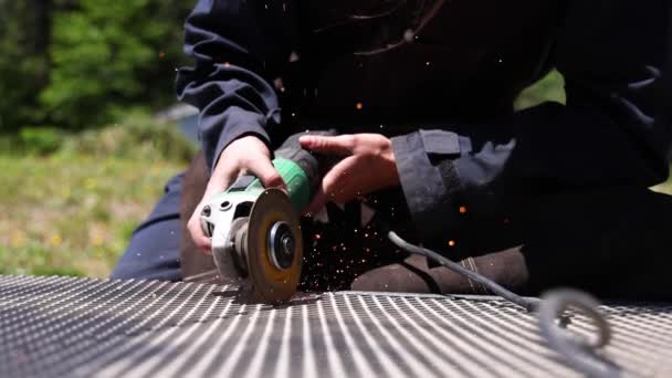 Une soudeuse transformant le métal en matériau utile — Video