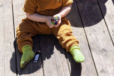 Meraklı çocuk çakmakları inceliyor.