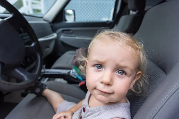 Портрет мальчика, сидящего в машине — стоковое фото