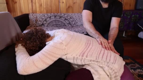 Praticien Shiatsu avec cliente — Video