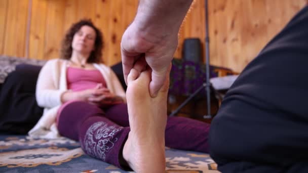 Femme à une séance de réflexologie des pieds — Video