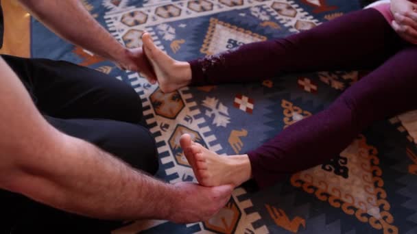 Женщина на сеансе рефлексологии ног — стоковое видео