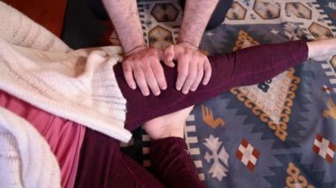 Erkek bir Shiatsu pratisyeni tekniği.