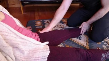 Erkek bir Shiatsu pratisyeni tekniği.