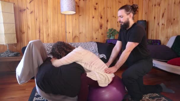 Терапевт делает массаж спины леди — стоковое видео