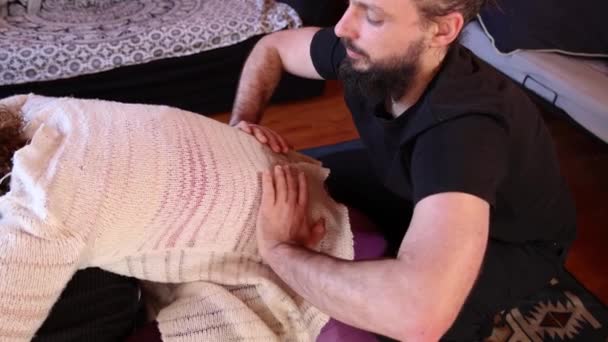 Shiatsu practicante con cliente femenino — Vídeos de Stock