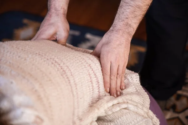 Terapeut giver dame lændehindemassage - Stock-foto