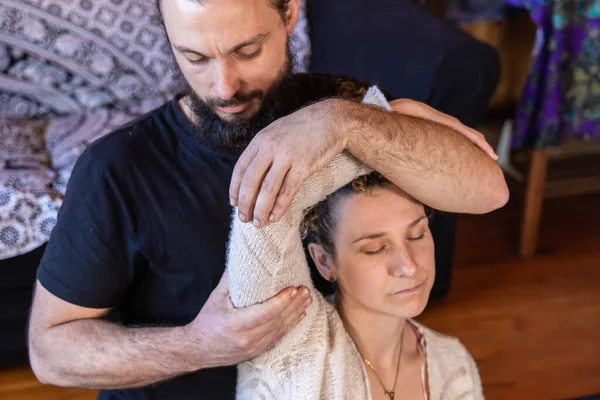 Praticante Shiatsu com cliente do sexo feminino — Fotografia de Stock