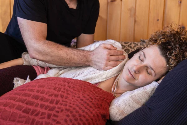 Shiatsu practicante con cliente femenino —  Fotos de Stock