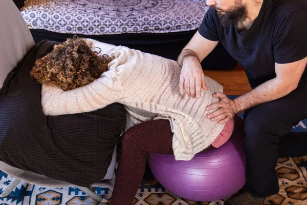 Терапевт дає леді поперековий масаж спини — стокове фото