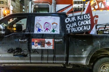 Kanadalı kamyoncu özgürlük konvoyu protesto etti