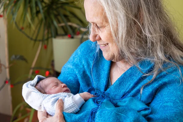 Dulce abuela con bebé recién nacido niña — Foto de Stock