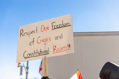 Coronavirus yasalarını protesto ederken imzala