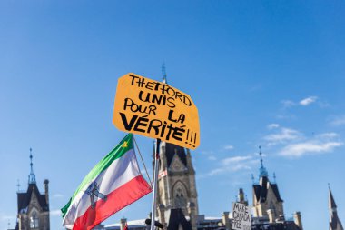 Coronavirus yasalarını protesto ederken imzala