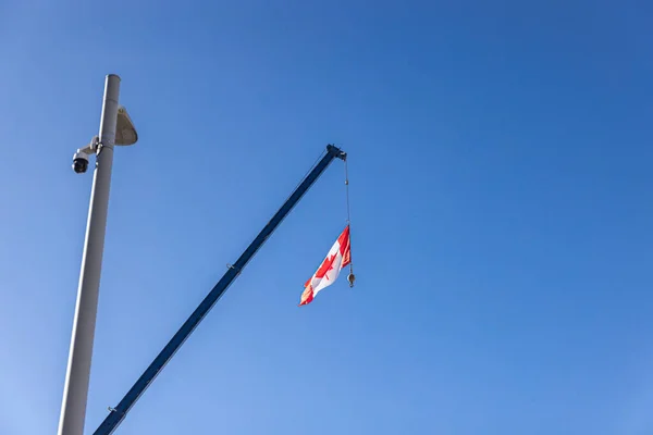 Kanadische Flagge hängt vor blauem Himmel — Stockfoto