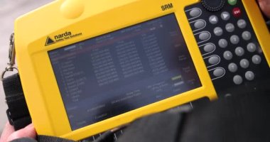 CIRCA EPTEMBER 2020: Narda SRM 3006 seçici radyasyon metresinin dijital ekranında yüksek frekanslı elektromanyetik alan verisi.