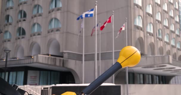 Monreal Canada Circa 2020年9月 ぼやけた建物を持つNarda Srm放射線モニターの等方性アンテナに焦点を合わせる — ストック動画