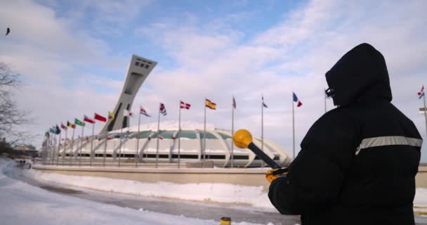 蒙特利尔 加拿大 Circa 2020年9月 一位数据技师站在奥林匹克体育场旁边 用Narda Srm 3006测量5G辐射水平 — 图库视频影像