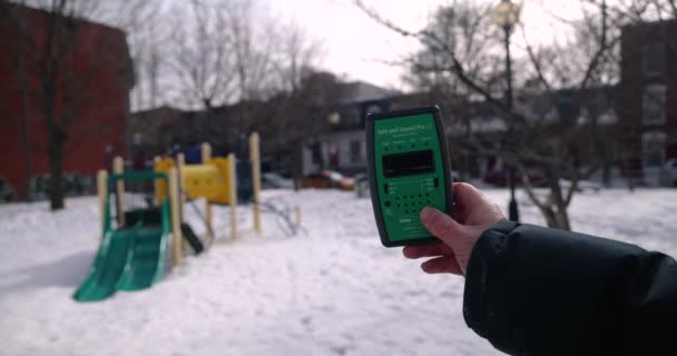 Montréal Canada Circa Septembre 2020 Une Personne Surveille Les Ondes — Video