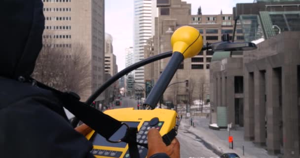 加拿大蒙特利尔 Circa 2020年9月 一位环境分析家使用Narda Srm装置对市中心的高频无线电波进行监测 — 图库视频影像