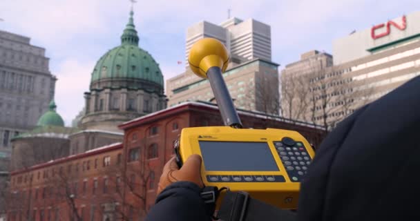 Montreal Kanada Circa Szeptember 2020 Digitális Kijelző Narda Szelektív Sugárzásmérő — Stock videók