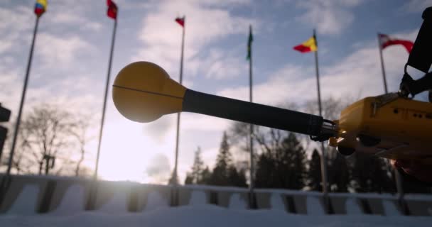Monreal Canada Circa 2020年9月 日没時にオリンピック公園で有害な放射線波を測定するNarda Srm 3006アンテナのバックライト付きサイドビュー — ストック動画