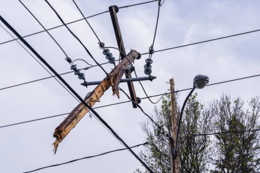 Kasırga sonrası elektrik tedarik hatları inanılmaz hasar gördü. Rüzgarlar elektrik direklerini ve elektrik kablolarını kopardı. Bu da geniş çaplı bir bozulmaya neden oldu..