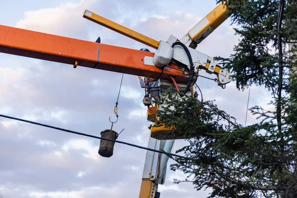 Een Powerline Technicus Maakt Gebruik Van Een Antenne Werkplatform Bovengrondse — Stockfoto