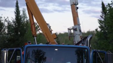 Otobandaki işçi trafiğini uyarmak için kehribar yanıp sönen fener ışığıyla hareketli bir çalışma platformunun önündeki dar görüntüler..