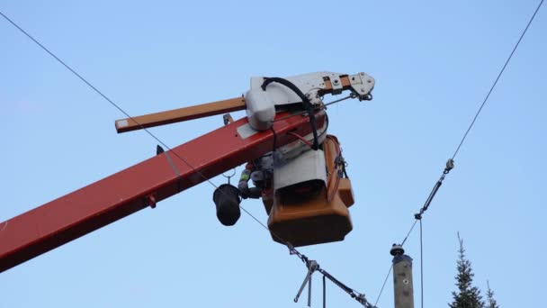 Images Ralenties Faible Angle Technicien Ligne Électrique Effectuant Des Réparations — Video