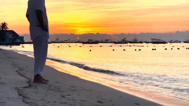 Las Piernas Cuerpo Hombre Con Pantalones Lino Blanco Ven Pie — Vídeos de Stock