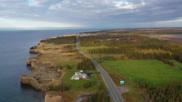 Panoramatický Letecký Výhled Nad Kanadskou Pobřežní Dálnicí Poblíž Chaleur Bay — Stock video