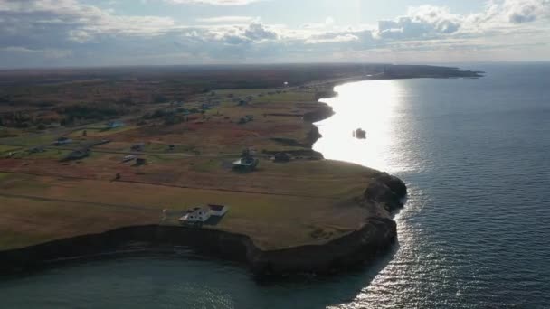 加拿大新不伦瑞克Caraquet的Chaleur湾海洋对Acadian半岛海岸线上的住宅和地块的空中景观 — 图库视频影像