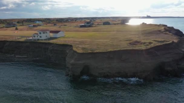 禁止无人驾驶飞机拍摄的镜头显示 加拿大卡拉凯特的Chaleur湾海岸靠近住宅区的悬崖受到危险的海岸侵蚀 — 图库视频影像