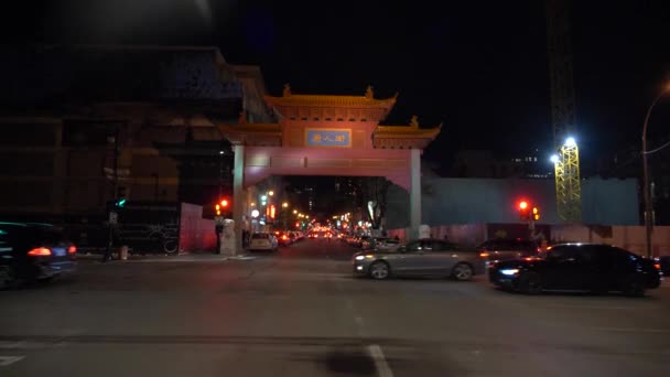 Νυχτερινή Ζωή Και Αυτοκίνητα Που Οδηγούν Από Φωτισμένο Paifang Παραδοσιακή — Αρχείο Βίντεο