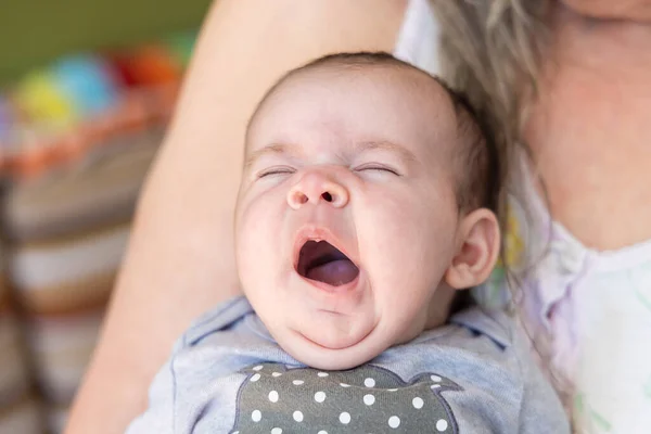 Ritratto Commovente Una Graziosa Bambina Mese Tenuta Vicino Petto Della — Foto Stock