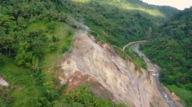 Mag Aso Volkanik Buhar Pınarı 'ndan yükselen sıcak buhar havası. Valencia, Negros Oriental, Filipinler 'de doğa rezervi ve turizm beldesi.