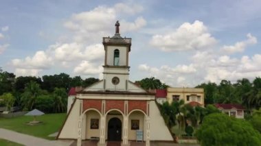 Filipinler, Bohol, Sikatuna 'da çan kulesi ve heykeli olan Padua Katolik Kilisesi' nin geleneksel atari salonu cephesinin videosu..