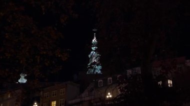 Quebec Papaz Okulu 'nun Camille Roy Binası' ndaki çan kulesi ağaçlarının arasından bakın. Parliament Hill 'de bir Katolik toplum merkezi..