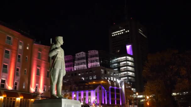 Voltigeurs Quebec Monument Night Bronze Rifleman Statue Honoring Oldest French — Vídeo de stock