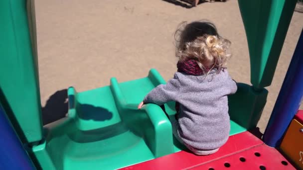 Fun Carefree Moment Young Toddler Blonde Wavy Hair Seen Sitting — Vídeo de stock