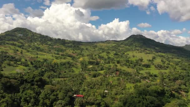 Filipinler Kırsal Kesimlerinde Mavi Gökyüzü Dağınık Bulutlarla Yeşil Tepelerin Dağların — Stok video