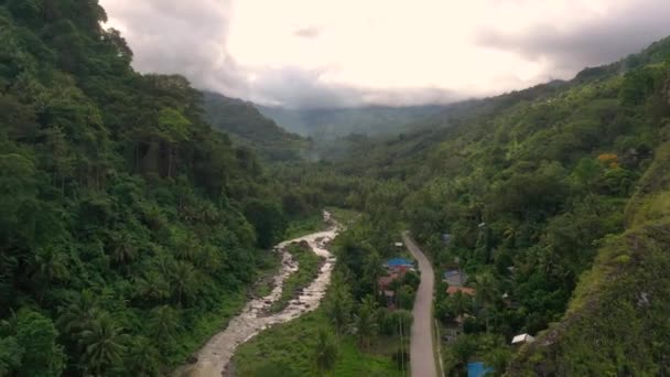 Drone Footage Scenic Valley Tropical Rainforest River Road Bottom Rolling — Vídeo de stock