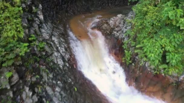 Drone Clip Rushing Water Rusty Bedrock Pulangbato Falls Red Rock — ストック動画