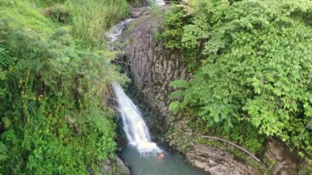 Aerial Clip Tourists Swimming Refreshing Plunge Pool Foot Waterfall Surrounded — Vídeo de stock